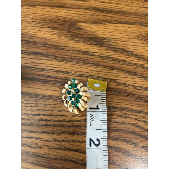 Crown Trifari gold tone and emerald green rhinestone clip earring vintage - Picture 5 of 5